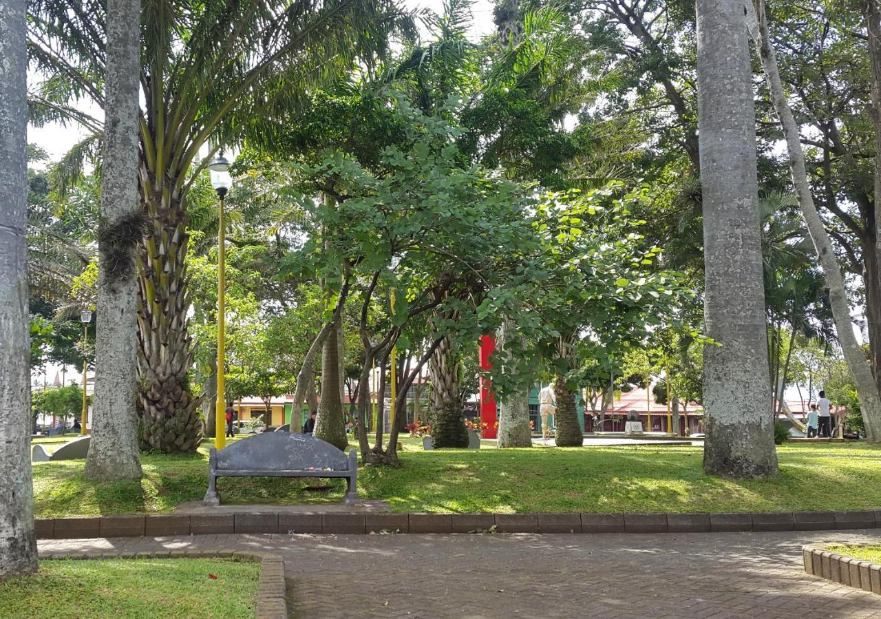 阿拉胡埃拉Vida Tropical住宿加早餐旅馆 外观 照片